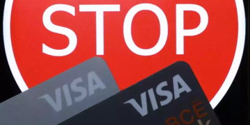 Rușii nu-și vor mai putea folosi cardurile bancare. Visa și Mastercard își suspendă operațiunile din Rusia