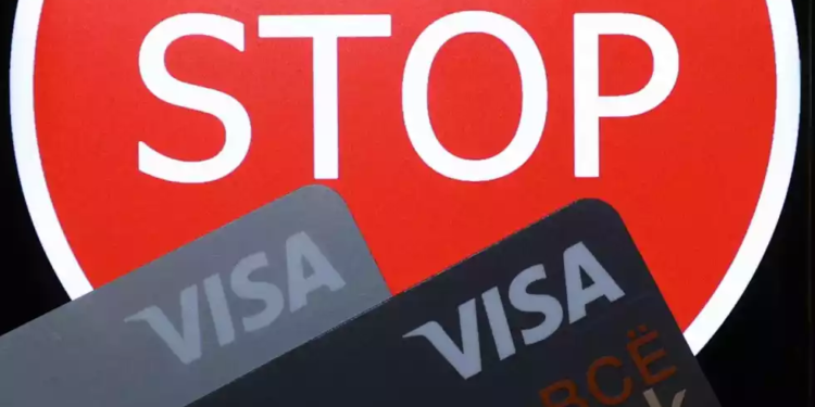 Rușii nu-și vor mai putea folosi cardurile bancare. Visa și Mastercard își suspendă operațiunile din Rusia