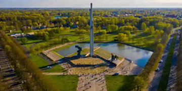 Letonia a adoptat o lege pentru demolarea Monumentului Victoriei Sovietice de la Riga și a altor 300 de monumente ce glorifică regimurile totalitare