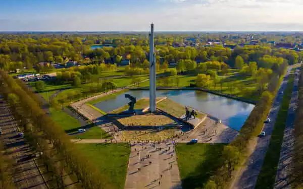 Letonia a adoptat o lege pentru demolarea Monumentului Victoriei Sovietice de la Riga și a altor 300 de monumente ce glorifică regimurile totalitare