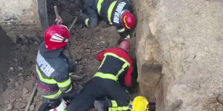 Un bărbat a murit și unul a fost salvat după ce au fost prinși sub un mal de pământ, în localitatea Castelu, județul Constanța