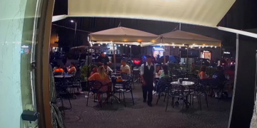 Un turist a fost jefuit sub amenințarea armei la o terasă din Napoli. După 7 minute, hoții i-au adus ceasul înapoi