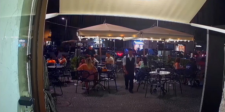 Un turist a fost jefuit sub amenințarea armei la o terasă din Napoli. După 7 minute, hoții i-au adus ceasul înapoi