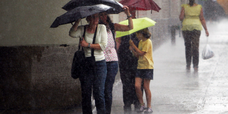 Furtuni și vijelii după caniculă. ANM a emis cod galben de ploi și grindină în 23 de județe și în București