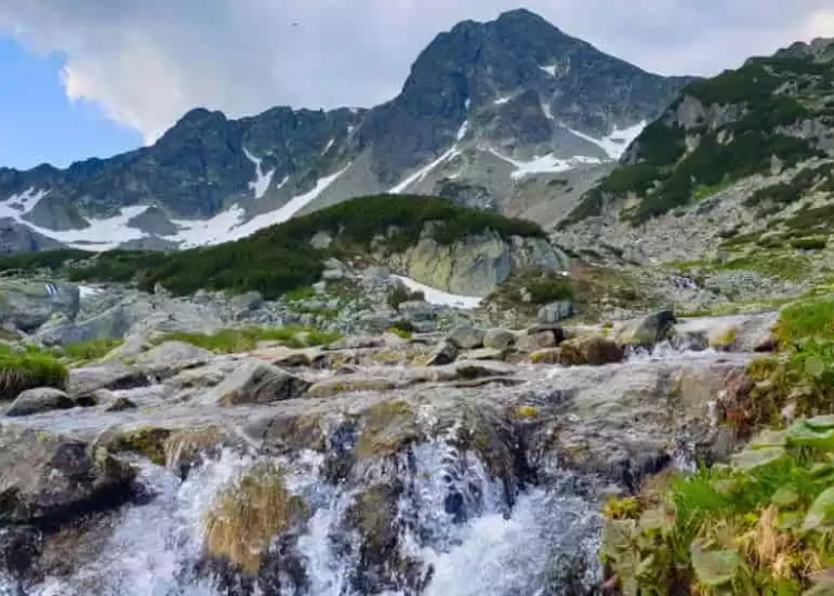 Bucura-te de o vacanta la munte desavarsita in Muntii Retezat