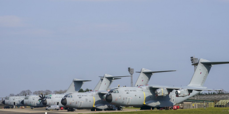 Canicula din UK topește pistele avioanelor. Cea mai mare bază aeriană din țară a fost închisă. Aeroportul Luton a suspendat zborurile