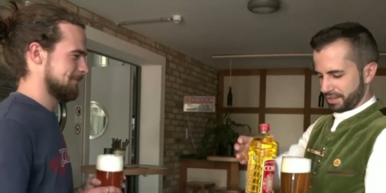 VIDEO  Clienții unui bar din Munchen pot plăti berea cu ulei de gătit
