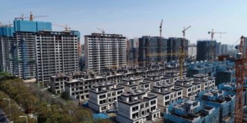 China intră într-o criză imobiliară tot mai mare. Cumpărătorii de locuințe refuză să mai plătească proiectele nefinalizate