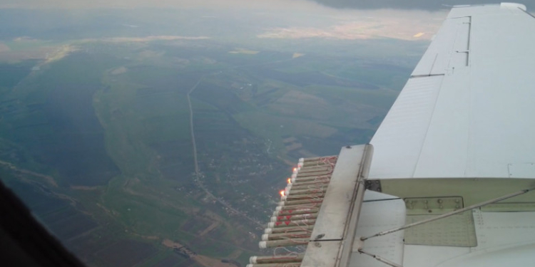 VIDEO Filmare din avionul care convinge norii să plouă. „Noi începem să lucrăm acolo unde deja sunt niște picături de apă”