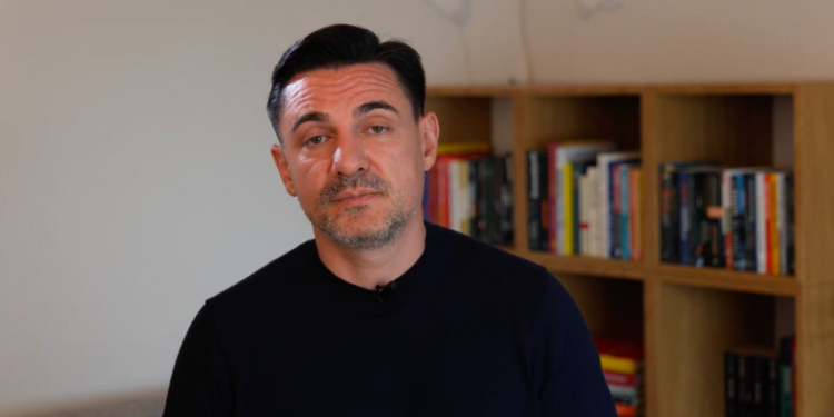 George Buhnici își cere scuze după ce a provocat „Scandalul vergeturilor”. „Iertați-mă, doamnelor! Am vorbit ca un mârlan”