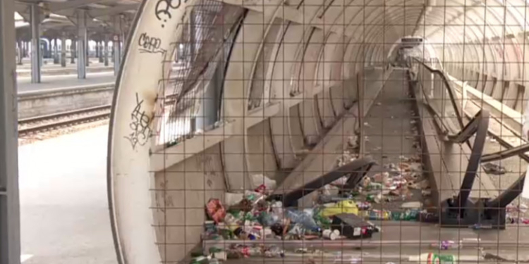 Investiție de 11 milioane de lei, transformată în coș de gunoi. Trotuarul rulant de la Gara de Nord a fost abandonat și a ajuns o ruină