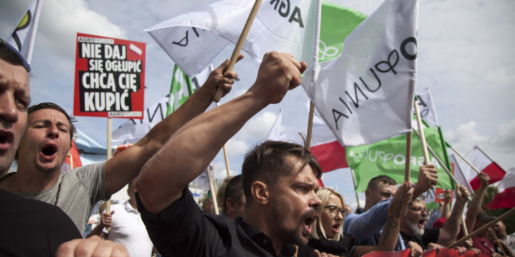 Partidul polonez de la guvernare acuză Rusia pentru incidentele de la mitingurile sale. Premierul țării, primit „cu atacuri agresive”