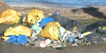 Turiștii care merg la mare aruncă pe plajă și în apă zeci de tone de deșeuri
