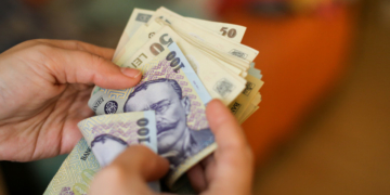 O tânără de 18 ani a furat buletine și a luat cu ele credite și produse în rate de peste 100.000 de lei