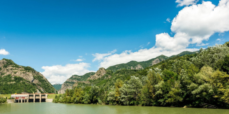 Un cadavru a fost găsit plutind pe râul Olt