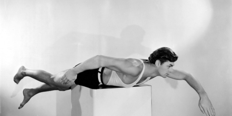 100 de ani de când actorul și înotătorul Johnny Weissmüller („Tarzan”) a înotat 100 de metri în mai puțin de un minut