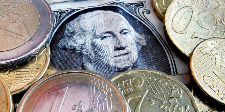 Euro a ajuns la paritate cu dolarul pentru prima dată în ultimii 20 de ani. Deprecierea monedei europene alimentează inflația