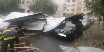 Furtuna a făcut prăpăd la Focșani. Acoperișul unui bloc a fost luat de vânt, iar copacii căzuți au distrus mașini