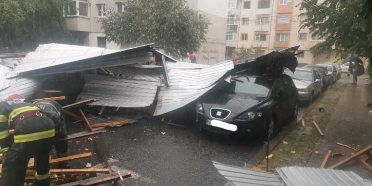 Furtuna a făcut prăpăd la Focșani. Acoperișul unui bloc a fost luat de vânt, iar copacii căzuți au distrus mașini