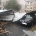 Furtuna a făcut prăpăd la Focșani. Acoperișul unui bloc a fost luat de vânt, iar copacii căzuți au distrus mașini