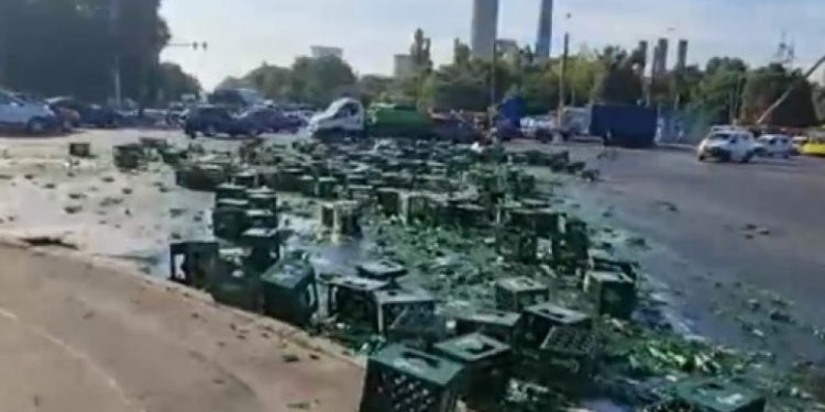 Sute de sticle cu bere au ajuns pe șosea la intrarea în Constanța, după ce un camion s-a răsturnat
