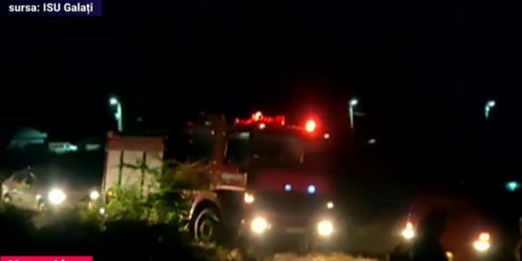 Un bărbat a murit, iar o femeie a fost rănită după ce mașina în care aflau a fost lovită de tren