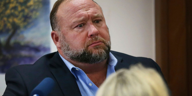 Celebrul conspiraționist Alex Jones este obligat să plătească 4 milioane de dolari părinților unui copil ucis la școala Sandy Hook