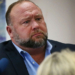 Celebrul conspiraționist Alex Jones este obligat să plătească 4 milioane de dolari părinților unui copil ucis la școala Sandy Hook