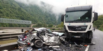 O familie a murit pe Valea Oltului, după ce mașina lor a intrat într-un TIR. Printre victime, un copil de 1 an