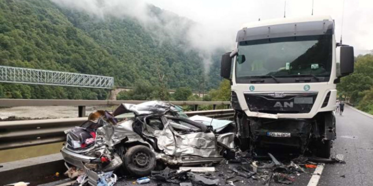 O familie a murit pe Valea Oltului, după ce mașina lor a intrat într-un TIR. Printre victime, un copil de 1 an