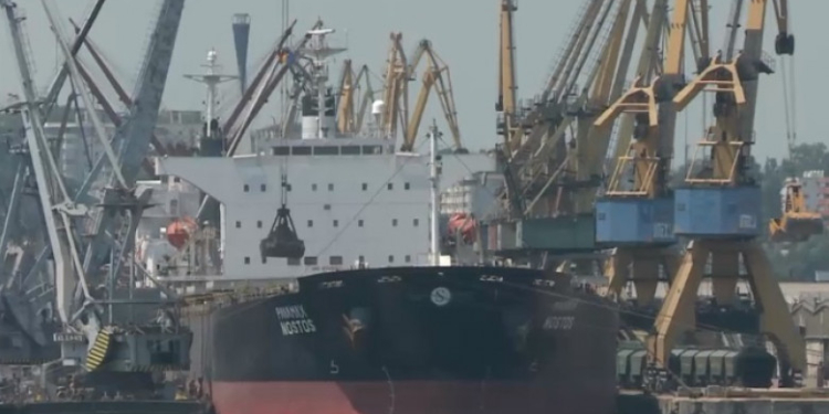 Blocaj pe brațul Sulina unde așteaptă 80 de vapoare. Problema s-ar putea rezolva dacă un bazin marin din zonă ar fi transformat în port