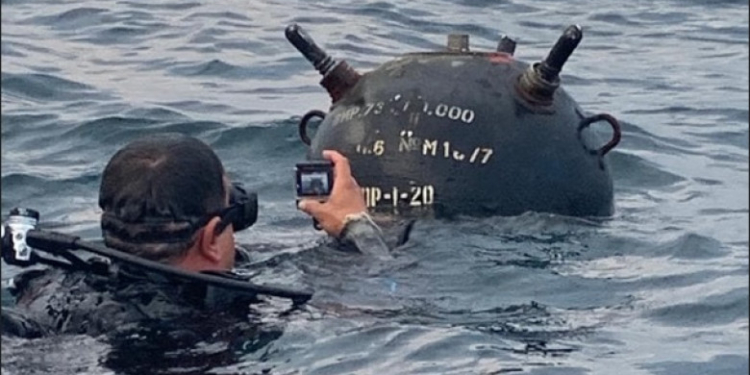 O mină în derivă a fost găsită în largul coastei de la Eforie. Momentul în care este distrusă de militarii români – VIDEO