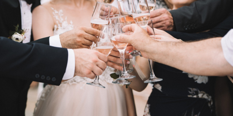 Doi miri din Suceava s-au dus la Poliție a doua zi după nuntă să reclame că li s-au furat toți banii primiți în dar