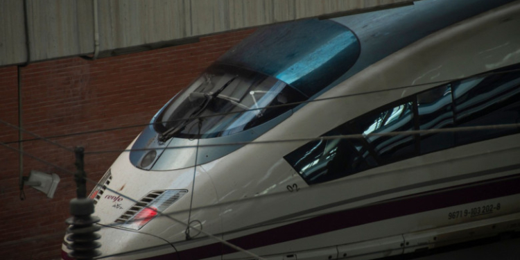 Un român a blocat trenurile de mare viteză din Spania. A fost arestat pentru că a furat cablurile electrice