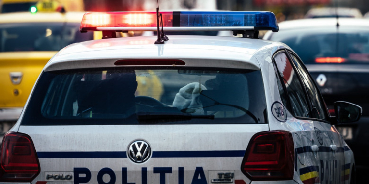 Un șofer implicat într-un accident pe o stradă din Sibiu a fugit și este căutat de polițiști. Două femei au fost rănite