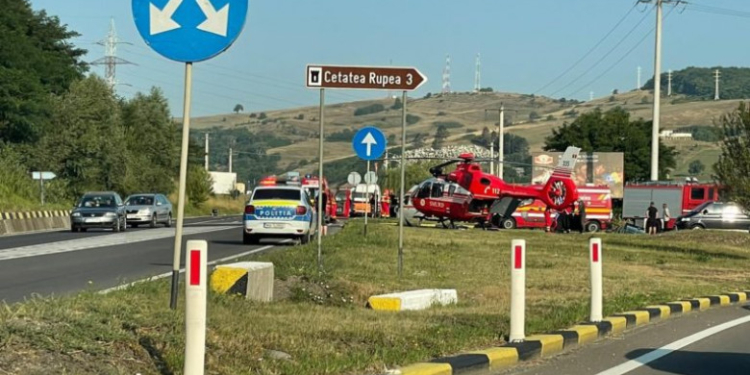 Accident grav în care a fost implicată o mașină cu volan pe dreapta, între Sighișoara și Brașov. A fost chemat elicopterul SMURD