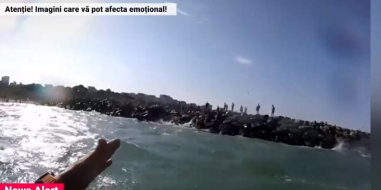 Un bărbat s-a înecat în stațiunea Neptun. Alți doi turiști au fost scoși din valuri în situații critice