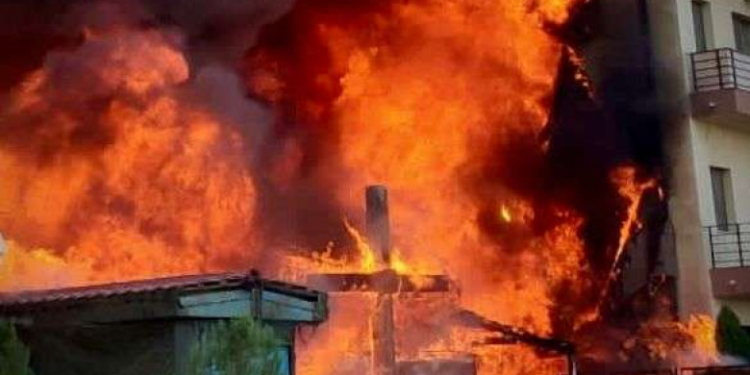 11 apartamente din blocul de lângă biserica arsă la Constanța au fost distruse. Locatarii, revoltați: „Am făcut nu stiu câte sesizări”