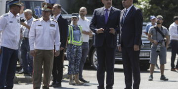 Ciolacu, întrebat despre posibila remaniere a lui Vasile Dîncu, de față cu ministrul: „Vasile, tu ești remaniat?”