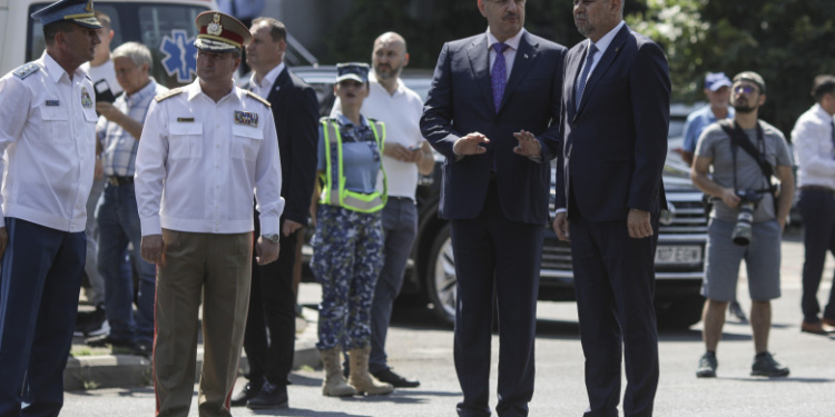 Ciolacu, întrebat despre posibila remaniere a lui Vasile Dîncu, de față cu ministrul: „Vasile, tu ești remaniat?”