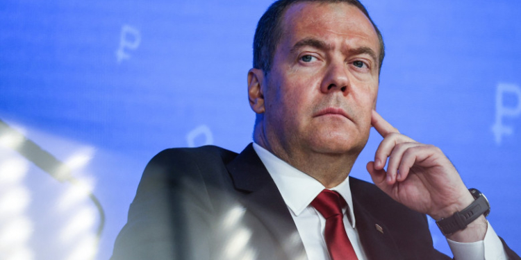 Medvedev: Rusia își va extinde granița în Georgia și Kazahstan, care sunt creații artificiale. Ulterior a spus că i-a fost spart contul