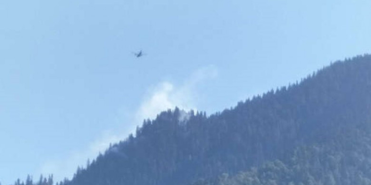 Incendiu într-o pădure din Munţii Maramureşului. Un avion militar intervine pentru a stinge flăcările