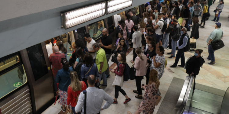 Scad timpii de așteptare în stațiile de metrou. Metrorex anunță că au fost introduse trenuri suplimentare