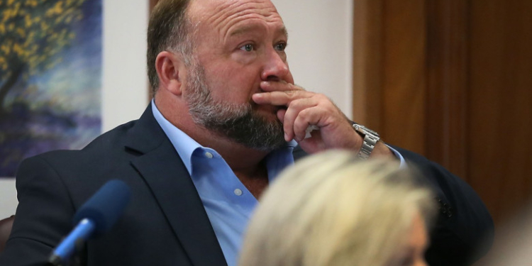 Conspiraționistul Alex Jones primește o nouă sentință. Suma imensă pe care o are de plată acum pentru negarea atacului de la Sandy Hook