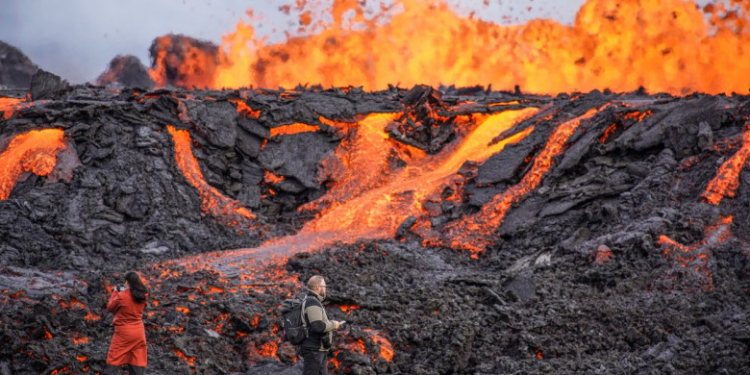 Un vulcan a erupt în apropierea capitalei Islandei cu jeturi de lavă și gaze toxice emise în atmosferă