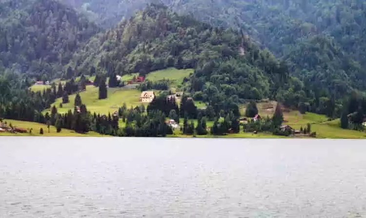 Zece locuri pitorești din România unde îți poți petrece minivacanța de Sfânta Maria