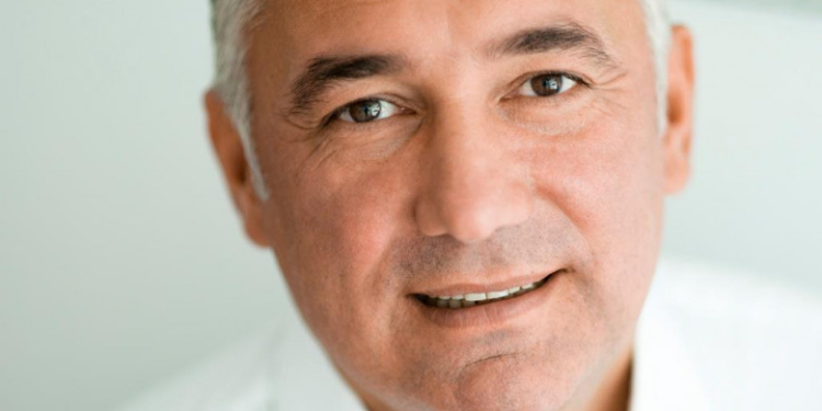 Ce mai fac “foștii”. Adriean Videanu vrea să înlocuiască ambalajele din plastic cu un produs pe bază de praf de marmură