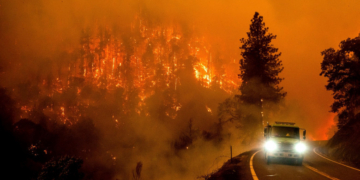 el mai mare incendiu al anului din California continuă să se răspândească. Situația poate deveni „foarte, foarte gravă”