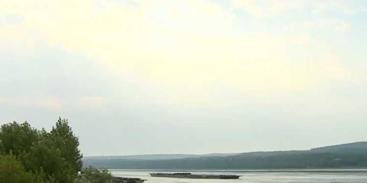 Zeci de nave sunt blocate pe Dunăre la Zimnicea, din cauza nivelului scăzut al apei