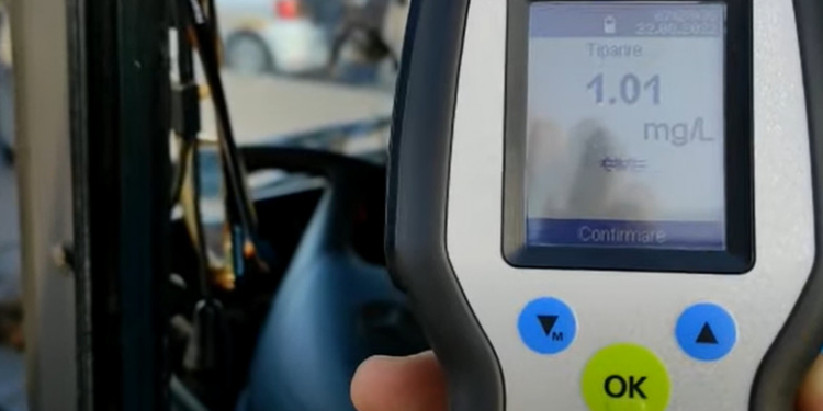 Un șofer de autocar care transporta 50 de persoane a fost prins beat la volan la 7.30 dimineața